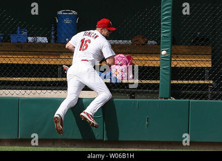 St. Louis Cardinals OF Knocks Ball Over Fence For a Cincinnati Reds Home  Run! - Fastball