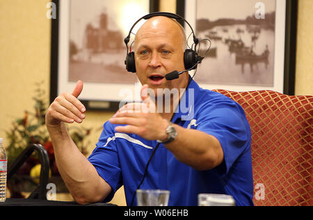 National Baseball Hall of Fame member Cal Ripken Jr., talks to a large audience as he is interviewed on a local radio station during a book signing tour in St. Louis on April 24, 2008. Ripken's book 'Get in the Game,' is an inspirational guide to overcoming personal challenges and building a fulfilling life.   (UPI Photo/Bill Greenblatt) Stock Photo