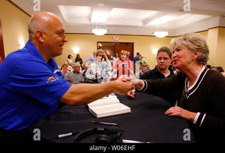 National Baseball Hall of Fame member Cal Ripken Jr., shakes the hand of fan Mary Collins during a book signing tour in St. Louis on April 24, 2008. Ripken's book 'Get in the Game,' is an inspirational guide to overcoming personal challenges and building a fulfilling life.   (UPI Photo/Bill Greenblatt) Stock Photo