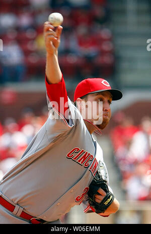 Los Angeles Dodgers' Greg Maddux pitches against the Cincinnati Reds during  the first inning of a baseball game in Los Angeles on Wednesday, Aug. 30,  2006.(AP Photo/Francis Specker Stock Photo - Alamy