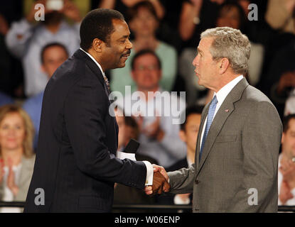 U.S. President George Bush (R) shakes hands of World Wide Technology founder David Stewart during a visit to the company in Maryland Heights, Missouri on May 2, 2008. The company, one of the largest African-American owned companies in the country, manufactures computer components and recorded record profits last year. (UPI Photo/Bill Greenblatt) Stock Photo