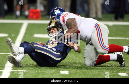 New York Giants Fred Robbins loses his helmet while trying to sack  Minnesota Vikings quarterback Tarvaris Jackson (7) at Giants Stadium in  East Rutherford, New Jersey on November 25, 2007. (UPI Photo/John Angelillo  Stock Photo - Alamy