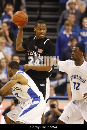 Kwamain Mitchell (3) of the Saint Louis Billikens looks back to his ...