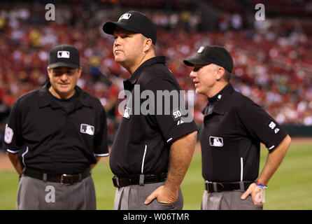 Photo: Umpire Lance Barksdale Give St. Louis Cardinals Catcher