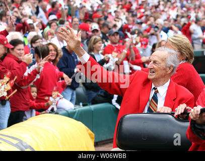 Former St. Louis Cardinals slugger and member of the National Baseball Hall of Fame Stan Musial, waves to fans during Stan Musial Day at Busch Stadium on October 2, 2010, in St. Louis. Word has come from the White House on November 17, 2010 that Musial will receive the Presidential Medal of Freedom in January 2011. Musial, who will be 90 later this week, is one of 14 awarded the Medal of Freedom today. Others include former President George H.W. Bush;  Maya Angelou, poet; Germany Chancellor Angela Merkel; U.S. Rep. John Lewis, D-Ga.; John H. Adams, co-founder of the Natural Resources Defense C Stock Photo