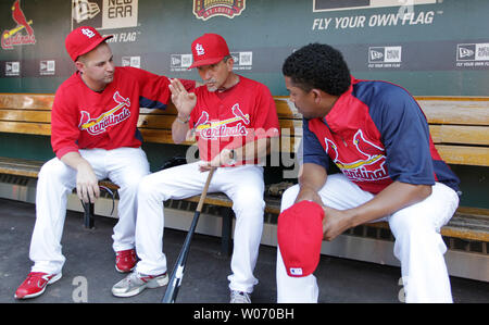 St. Louis Cardinals (L to R) Yadier Molina and Rafael Furcal along with (R  to L) Albert Pujols and Octavio Dotel pose for a photograph with Domician  singer Hector Acosta before a