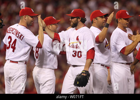 Milwaukee Brewers pitcher Jeff Suppan shows off his World Series  Championship ring as his former St. Louis Cardinals teammates clap during  ceremonies in St. Louis on April 13, 2007. Suppan left the