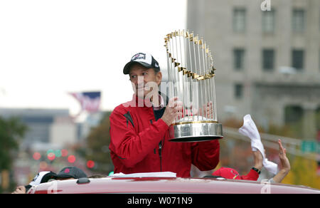 Photo: Cardinals Lance Berkman holds up the Commissioner's Trophy after  winning the 2011 World Series in St. Louis - STL20111028210 