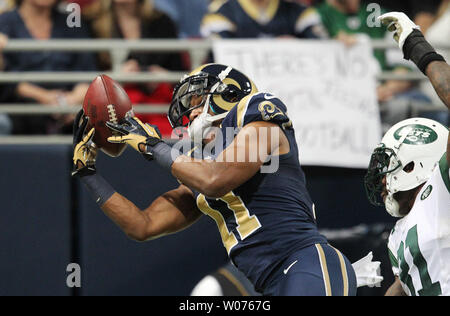 Photo: New York Jets Antonio Cromartie is called for pass interferience on  Baltimore Ravens Derrick Mason at New Meadowlands Stadium in New Jersey -  NYP20100913114 