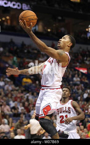 Chicago Bulls' Derrick Rose (L) goes up for a shot as Boston Celtics ...