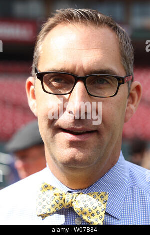 St. Louis Cardinals General Manager Walt Jocketty (L) shakes the