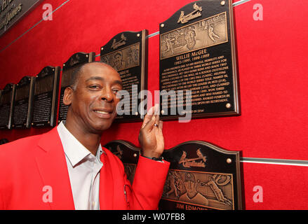 Cardinals coach Willie McGee opts out of season due to COVID concerns 