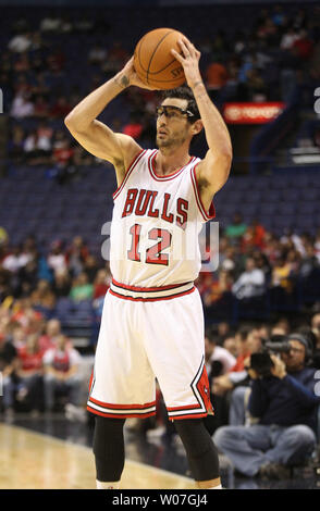 Chicago Bulls' Kirk Hinrich is shown in the second half of an NBA preseason  basketball game against the Minnesota Timberwolves. (AP Photo/Jim Mone  Stock Photo - Alamy