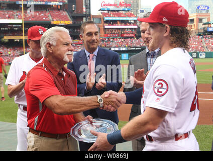 Former St. Louis Cardinals pitcher Al Hrabosky (L) presents Cards