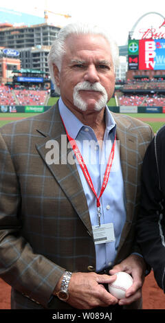 Former St. Louis Cardinals pitcher Al Hrabosky (L) presents Cards