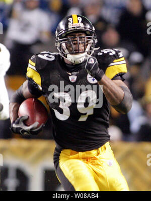 The Pittsburgh Steelers' Willie Parker runs for 13-yards against the  Minnesota Vikings in the third quarter. The Steelers defeated the Vikings,  18-3, at the Metrodome in Minneapolis, Minnesota, Sunday, December 18,  2005. (