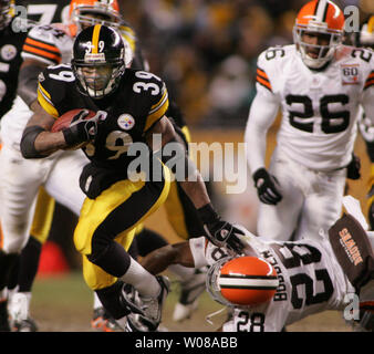 Pittsburgh Steelers Willie Parker runs against the New Orleans Saints at  Heinz Field in Pittsburgh, Pennsylvania on November 12, 2006. Parker ran  for 213 yards and two touchdowns in the Steelers 38-31