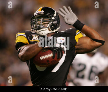 Pittsburgh Steelers Willie Parker runs against the New Orleans Saints at  Heinz Field in Pittsburgh, Pennsylvania on November 12, 2006. Parker ran  for 213 yards and two touchdowns in the Steelers 38-31