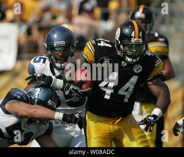 Seattle Seahawks Lofa Tatupu is introduced before an NFL football game  against the San Francisco 49ers, Sunday, Sept. 12, 2010, in Seattle. (AP  Photo/Ted S. Warren Stock Photo - Alamy