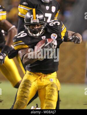 Pittsburgh Steelers running back Willie Parker (39) breaks a 32-yard run  around right end against the Houston Texans in third quarter NFL football  action at Pittsburgh, Sunday, Sept. 7, 2008. (AP Photo/Gene