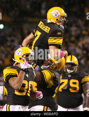 Pittsburgh Steelers Ben Roethlisberger and Heath Miller celebrate after a  touchdown late in the second quarter against the Seattle Seahawks at Heinz  Field in Pittsburgh, Pennsylvania on October 7, 2007. (UPI Photo/Stephen