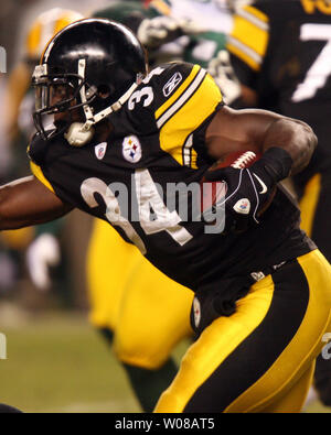 Pittsburgh Steelers Rashard Mendenhall (34) runs for a first down during the second quarter against the Green Bay Packers at Heinz Field on December 20, 2009.     UPI Photo/Stephen Gross Stock Photo