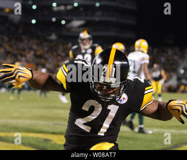Pittsburgh Steelers Mewelde Moore (21) celebrates after scoring during the second quarter against the Green Bay Packers at Heinz Field on December 20, 2009.     UPI Photo/Stephen Gross Stock Photo