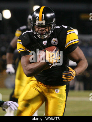 Pittsburgh Steelers Mewelde Moore (21) runs for a touchdown during the second quarter against the Green Bay Packers at Heinz Field on December 20, 2009.     UPI Photo/Stephen Gross Stock Photo