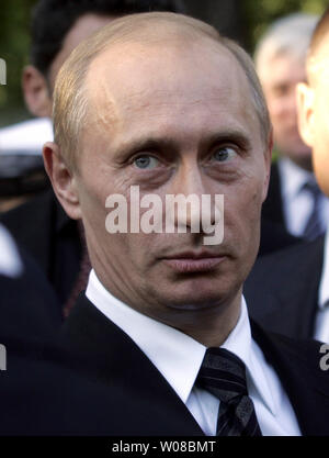 Russian President Vladimir Putin attends a ceremony of the unveiling of the monument to late Anatoly Sobchak, St. Petersburg's Mayor, in St. Petersburg on June 12, 2006. Putin was an aide to Sobchak from1994 to 1996. (UPI Photo/Anatoli Zhdanov) Stock Photo