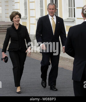 Russian President Vladimir Putin welcomes U.S. President George W. Bush (R) and his wife Laura Bush (L), as they arrive at a dinner for G8 leaders in front of the Peterhof Palace in St. Petersburg, Russia on July 15, 2006. (UPI Photo/Anatoli Zhdanov) Stock Photo