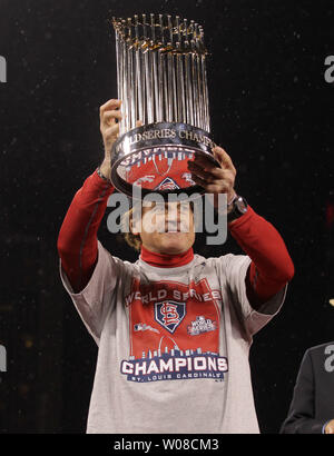 Photo: Cardinals Lance Berkman holds up the Commissioner's Trophy after  winning the 2011 World Series in St. Louis - STL20111028210 