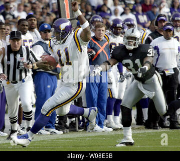 Minnesota Vikings quarterback Daunte Culpepper looks for a receiver during  action in the Louisiana Superdome October 17, 2004 against the New Orleans  Saints. Culpepper threw for 425 yards and five touchdowns to