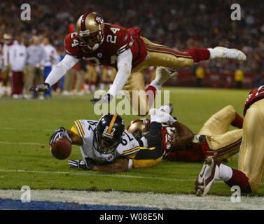 Pittsburgh Steelers Antwaan Randle El is congratulated by head