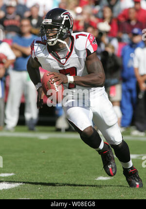 New York Jets quarterback Michael Vick warms up prior to an NFL preseason  football game against the Cincinnati Bengals, Saturday, Aug. 16, 2014, in  Cincinnati. (AP Photo/Tony Tribble Stock Photo - Alamy