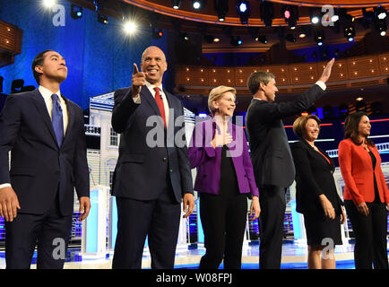 Miami, United States. 26th June, 2019. Democratic presidential candidates (from L) Julian Castro, Cory Booker, Elizabeth Warren, Beto O'Rourke, Amy Klobuchar, and Tulsi Gabbard take the stage at the start of the first Democratic presidential primary debate for the 2020 election on June 26, 2019 at the Knight Concert Hall at the Adrienne Arsht Center for the Performing Arts in Miami, Florida. Credit: Paul Hennessy/Alamy Live News Stock Photo