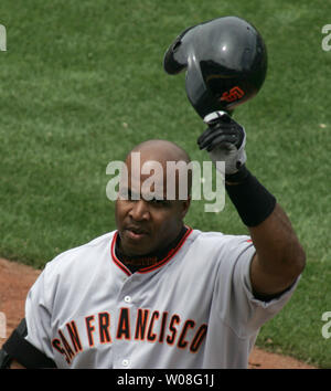 San Francisco Giants' Barry Bonds removes his batting helmet as he