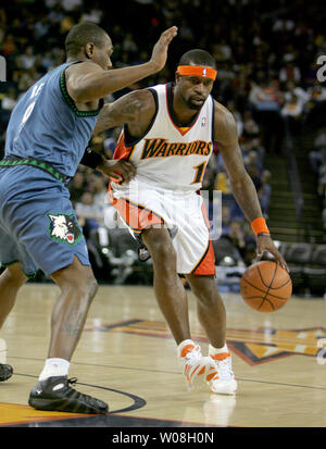 Golden State Warriors Stephen Jackson (1) drives to the hoop past Minnesota Timberwolves Justin Reed (9) in the first period at the Oracle Arena in Oakland, California on April 15, 2007.  The Warriors defeated the Wolves 121-108 to stay in the playoff hunt.  (UPI Photo/Terry Schmitt) Stock Photo