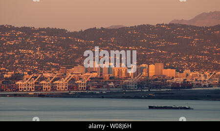 The last rays of the setting Valentines Day sun warm Oakland, California from the port, through the downtown, to the hills as viewed from San Francisco on February 14, 2008.   (UPI Photo/Terry Schmitt) Stock Photo