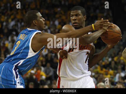 New Orleans Hornets Chris Paul (L) tries to get the ball from Golden State Warriors Kelenna Azubuike (7) in the second half at the Oracle Arena in Oakland, California on October 29, 2008. The Hornets defeated the Warriors 108-103.    (UPI Photo/Terry Schmitt) Stock Photo