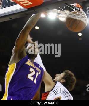 Los Angeles Lakers Josh Powell (21) slams in two over Golden State Warriors Marco Belinelli of Italy in the first half at Oracle Arena in Oakland, California on January 7, 2009.  The Lakers won 114-106.  (UPI Photo/ Terry Schmitt) Stock Photo