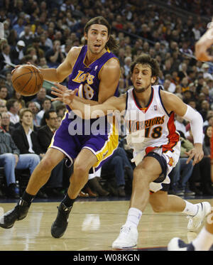 Los Angeles Lakers Sasha Vujacic (18) idrives to the baskety as Golden State Warriors Marco Belinelli of Italy tries for a steal in the first half at Oracle Arena in Oakland, California on January 7, 2009.  The Lakers won 114-106.  (UPI Photo/ Terry Schmitt) Stock Photo