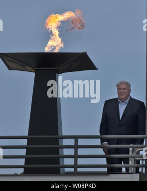 Former Oakland Raiders coach, broadcaster, and Hall of Famer John Madden  (R) and Al Michaels are seen in a December 26, 2005 file photo at their  last broadcast of ABC's Monday Night