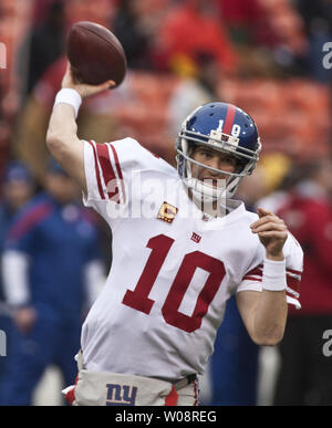 Photo: New York Giants Eli Manning bleeds after being sacked and hit in the  head at New Meadowlands Stadium in New Jersey - NYP20100816107 