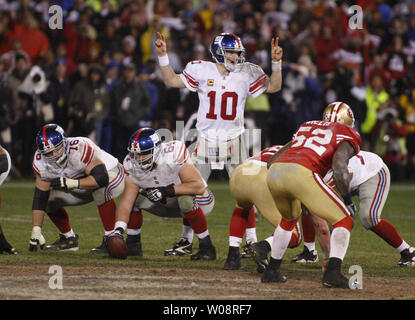 Photo: New York Giants Eli Manning bleeds after being sacked and hit in the  head at New Meadowlands Stadium in New Jersey - NYP20100816107 