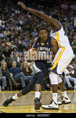 Golden State Warriors' Ekpe Udoh, center, against Phoenix Suns ...