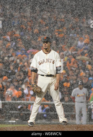 Takeover] Javier Lopez takes the mound in the rain, 2012 NLCS : r/baseball