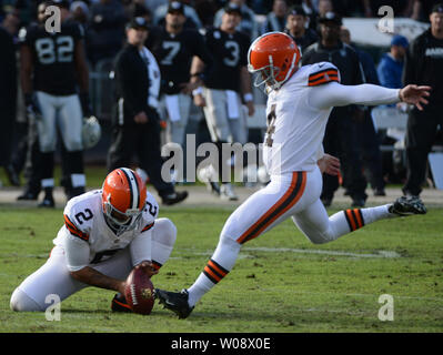 Cleveland Browns kicker Phil Dawson swings his daughter Sophiann Dawson  during NFL football training camp, Wednesday, Aug. 1, 2012, in Berea, Ohio.  (AP Photo/David Richard Stock Photo - Alamy