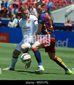 Manchester United's Wayne Rooney (L) fights for the ball with FC Barcelona's Thomas Vermaelen in the first half in the 2015 International Champions Cup North America at Levi's Stadium in Santa Clara, California on July 25, 2015. Manchester defeated Barcelona 3-1.  Photo by Terry Schmitt/UPI Stock Photo