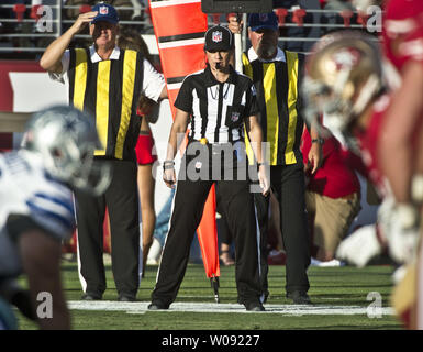 Dallas Cowboys vs. San Francisco 49ers. Fans support on NFL Game.  Silhouette of supporters, big screen with two rivals in background Stock  Photo - Alamy