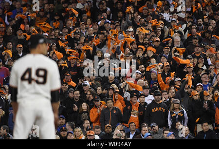 Takeover] Javier Lopez takes the mound in the rain, 2012 NLCS : r/baseball